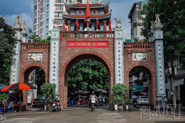 Làng cốm Mễ Trì thuộc quận Nam Từ Liên, Hà Nội. Nơi đây nổi tiếng với nghề làm cốm truyền thống. Dù quá trình đô thị hoá ngày càng phát triển nhưng người dân Mễ Trì vẫn luôn cố gắng duy trì, phát triển nghề truyền thống này.