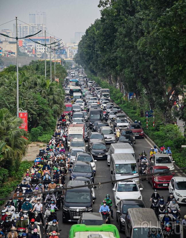 Đoạn đường Láng đông nghịt kéo dài vào lúc hơn 8 giờ sáng.