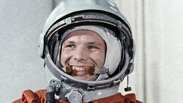 Nhà du hành Yuri Gagarin trở thành người đầu tiên bay vào không gian. Ảnh: history.com