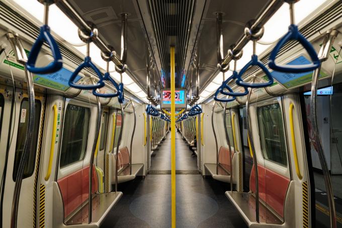 Tàu MTR trở nên trống trải giữa đại dịch ở Hong Kong (Ảnh: Keith Tsuji/ZUMA Wire/REX/Shutterstock).