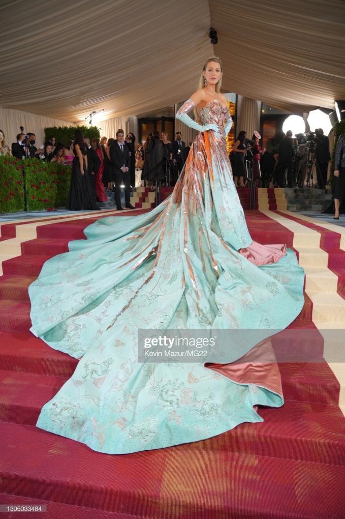 Met Gala 2022: Màn thay váy ngay trên thảm đỏ của Blake Lively chiếm trọn spotlight