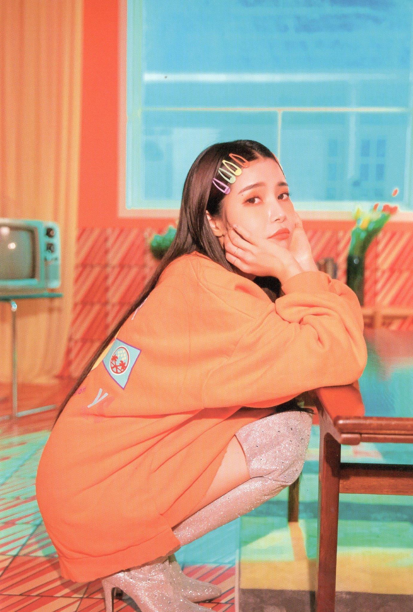  Solar (MAMAMOO) đeo kẹp tóc nhựa nhiều màu trong MV Gogobebe. Ảnh: RBW Entertainment