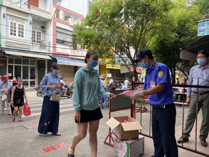   Tại chợ Đống Đa, người dân cũng xếp hàng chờ kiểm tra phiếu trước khi vào.  