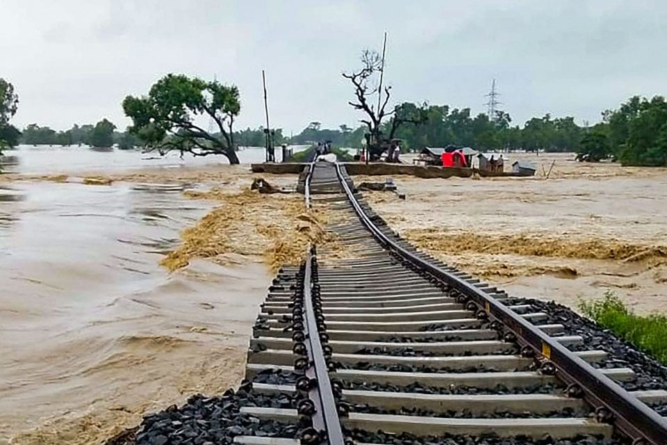 Lũ lụt hoành hành ở Nam Á cướp đi sinh mạng hơn 100 người