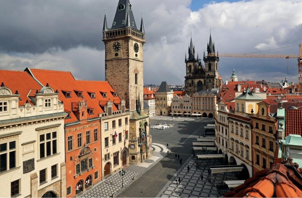 Hình ảnh được chụp vào lúc 12h trưa tại quảng trường Phố cổ ở Prague, Cộng hòa Czech.