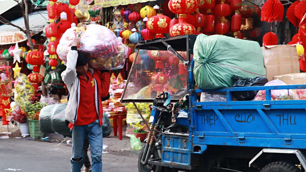 Theo đánh giá của các tiểu thương, năm nay do ảnh hưởng của dịch COVID-19 nên mọi người đều muốn thắt chặt chi tiêu, do đó lượng mua sắm giảm đi ít nhiều.