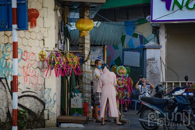 Các con phố kế bên Hàng Mã cũng bán đèn lồng đồ chơi trung thu.