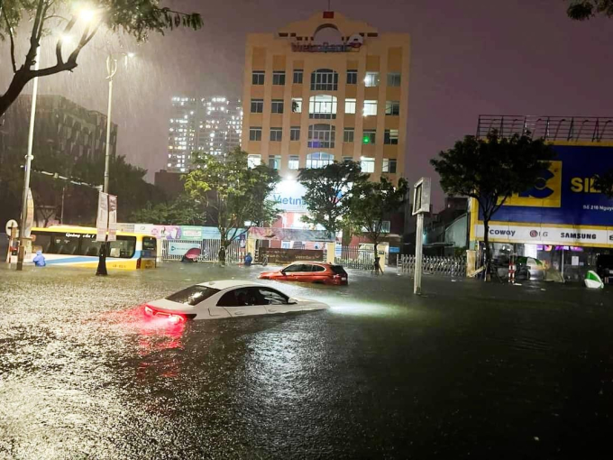   Mưa lớn làm nhiều tuyến đường trung tâm TP.Đà Nẵng ngập sâu  