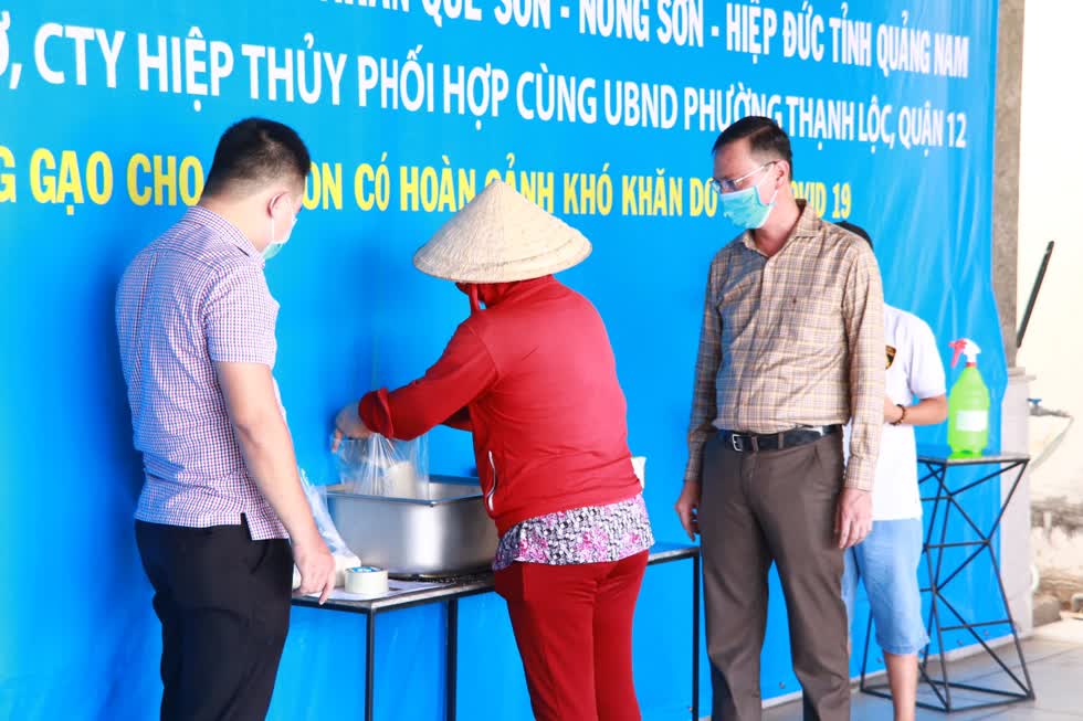  Hội đồng hương thực hiện chương trình với tinh thần chia sẻ khó khăn cùng bà con nghèo trong đại dịch COVID-19. Ảnh: Tri Thức