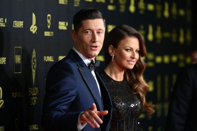           Robert Lewandowski sánh vai cùng vợ Anna Lewandowska.          