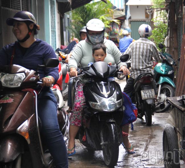 Các con hẻm càng trở nên nhỏ bé hơn vì đồ dùng người dân để ngổn ngang, xe máy muốn quay đầu cũng khó.