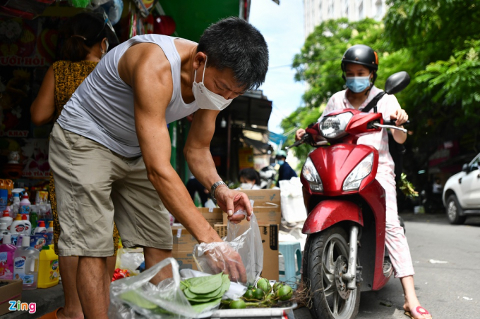           Khi mua hàng mã, một số người lấy kèm thêm cau để sắp lễ. Mặc dù quanh khu chợ rất ít hàng bán cau, giá cũng không tăng hay dao động quá nhiều, khoảng 20.000 đồng/quả cau.          