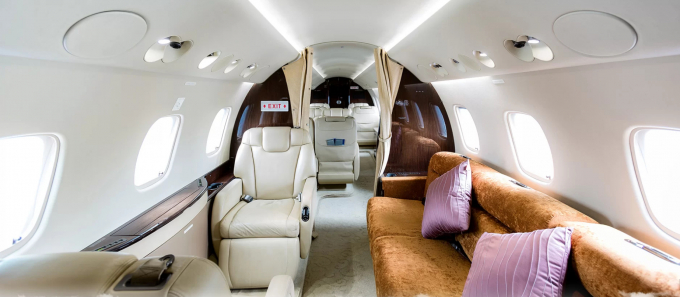   Cả Embraer Legacy 600 và Legacy 650 đều có sức chứa tối đa 13 người, bố trí cabin tương tự với hệ thống ghế ngồi có thể ngả nằm, chuyển cabin thành buồng ngủ. Cách mỗi khoang trang bị rèm cửa, tạo sự riêng tư, thoải mái tối đa cho khách hàng.   