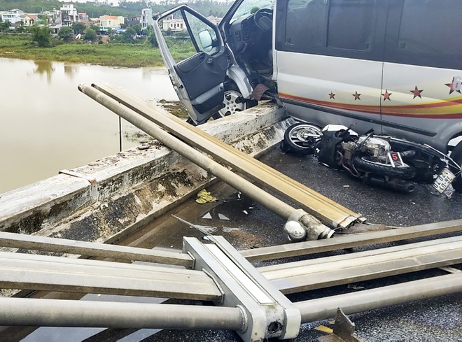 Tai nạn liên hoàn khiến lan can cầu Trà Khúc 2 hư hỏng nặng. Ảnh: L.D.