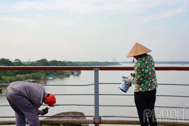   Công tác sơn lại cầu cũng góp phần tạo việc làm, cải thiện thu nhập cho đội ngũ công nhân, người lao động hợp đồng thời vụ của Công ty CP Đường sắt Hà Hải sau thời gian dài không có việc làm vì giãn cách xã hội để phòng chống dịch COVID-19.             