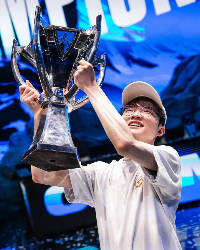 Faker kỷ niệm 10 năm thi đấu Esports chuyên nghiệp bằng chiếc cúp danh giá nhất.