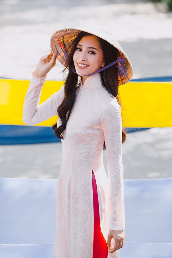 hoa-hau-tran-tieu-vy-mac-ao-dai-doi-non-la-duyen-dang-trong-bo-a-cc46c5