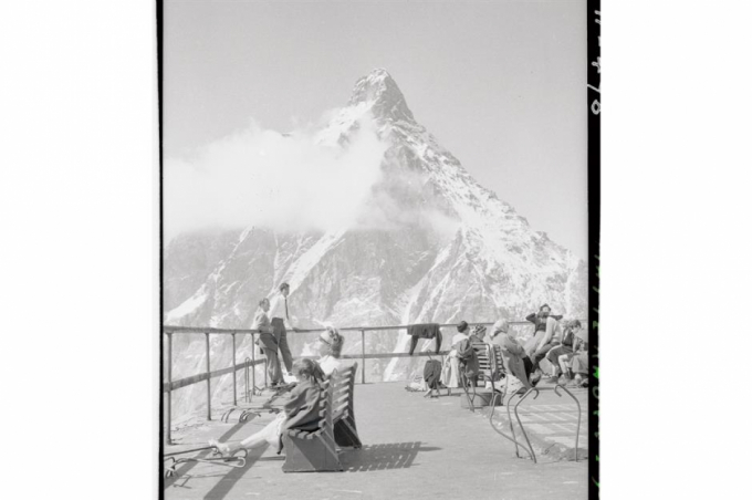 Núi Matterhorn (thuộc dãy Alps của Thụy Sĩ). Trong bức ảnh là khách du lịch nghỉ chân trên một điểm quan sát trên sườn núi phía Italy vào những năm 1950