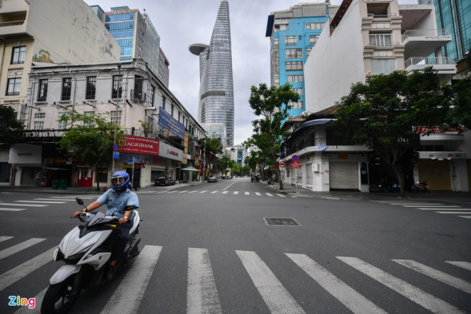           Hầu hết hàng quán trên tuyến phố đều đóng cửa im lìm do quy định không kinh doanh mặt hàng không thiết yếu. Các dãy nhà đóng kín cửa do người dân hạn chế ra ngoài.          