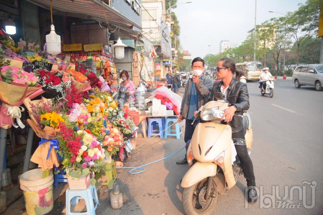 Một hàng hoa trưa ngày 14/2