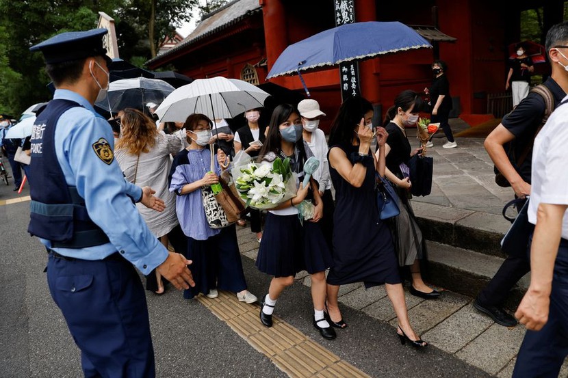 Người Nhật đưa tiễn cố thủ tướng Shinzo Abe - Ảnh 4.