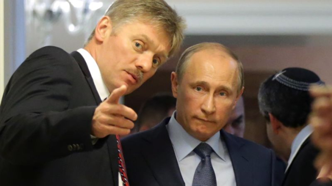 Phát ngôn viên Điện Kremlin Dmitry Peskov (trái) và Tổng thống Nga Vladimir Putin