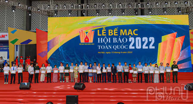 Trong khuôn khổ Lễ bế mạc Hội báo Toàn quốc 2022, Hội đồng giải thưởng đã tổ chức Lễ trao cho các hạng mục thưởng Bìa báo Tết ấn tượng, Giao diện điện tử ấn tượng, Chương trình phát thanh ấn tượng... Ảnh: Hoàng Toàn