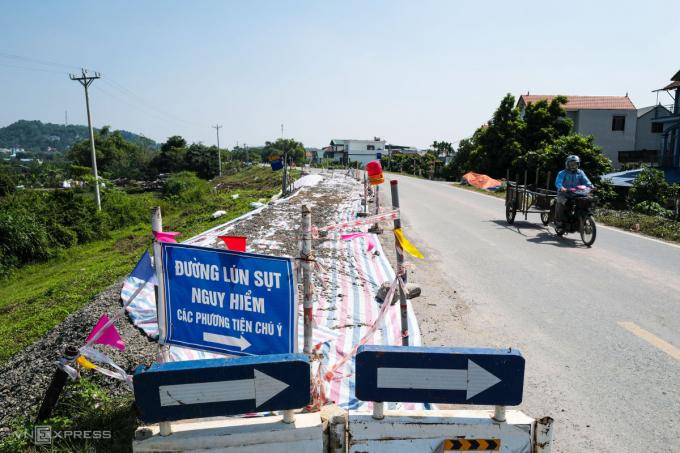   Cách vị trí sụt lún tại xã Sơn Công khoảng 34 km, một đoạn đê hữu sông Đáy chạy qua thôn Yên Nội, xã Đồng Quang, huyện Quốc Oai, xuất hiện vết nứt kéo dài hơn 100 m, sâu hơn một mét.  