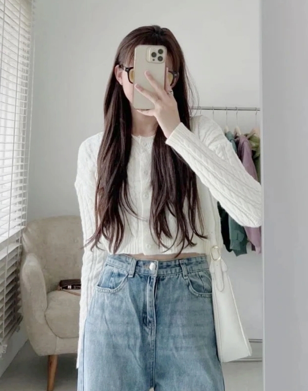 Thời tiết se lạnh nhưng bạn vẫn có thể khoe khéo vòng eo thon thả khi mix cardigan crop top với quần jeans năng động