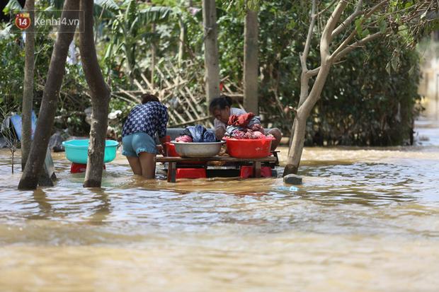   Sau khi nước rút khỏi, nhiều gia đình tranh thủ dọn dẹp, tìm kiếm đồ đạc còn sót lại.    