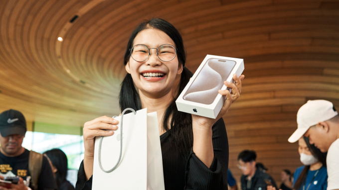 Một người dùng vui mừng khi sở hữu iPhone 15 Pro Max tại Apple Central World, Bangkok, Thái Lan (Ảnh: Apple).