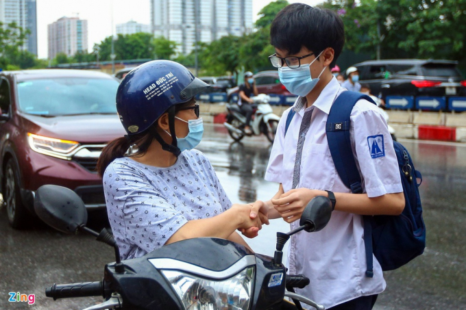           Các phụ huynh đưa con đến trường sớm để đảm bảo tránh xảy ra sự cố ngoài ý muốn. Thí sinh được người thân dặn dò kiểm tra lại giấy tờ, động viên trước giờ làm bài.          