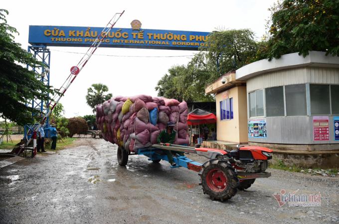 Cùng với việc trao đổi hàng hoá của người dân, tại khu vực cửa khẩu, phương tiện vận tải qua lại biên giới cũng được giải quyết thuận lợi. Xe chở hàng tới cửa khẩu được tập kết tại bãi chờ, hàng hoá được đưa xuống bãi, lái xe quay đầu về. Người nhận hàng cũng lấy hàng hoá gián tiếp để phòng dịch bệnh.