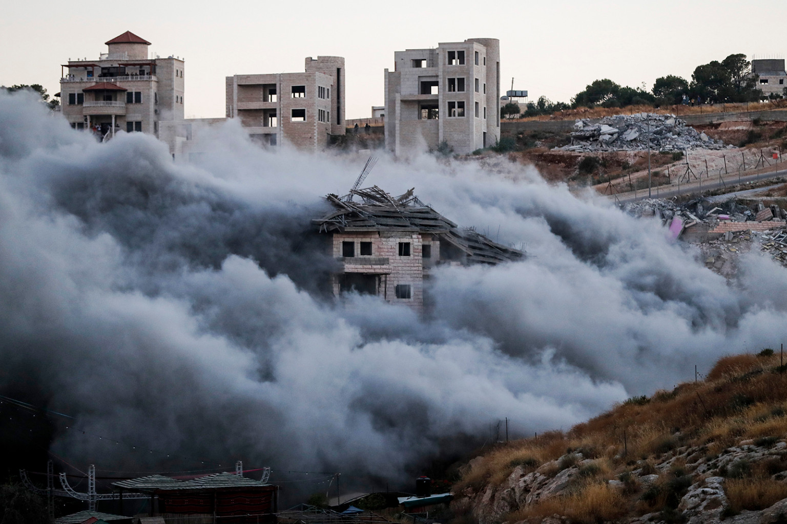 Một tòa nhà đang được xây dựng tại làng Sur Baher của Palestine ở Đông Jerusalem đã bị phá hủy vào ngày 22 tháng 7, một phần của việc phá hủy nhà ở của người Palestine mà Israel coi là xây dựng trái phép gần hàng rào ngăn cách.