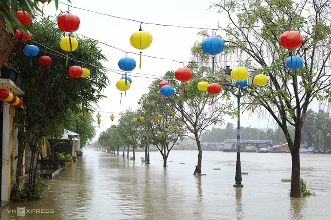 Hội An lại ngập sâu trong nước lũ