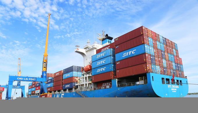 Tinh bột sắn của công ty APFCO được đóng container và xuất khẩu tại cảng Chu Lai