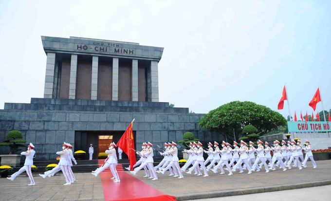 Đội tiêu binh diễu hành qua Lăng Bác. (Ảnh: Minh Đức/TTXVN)