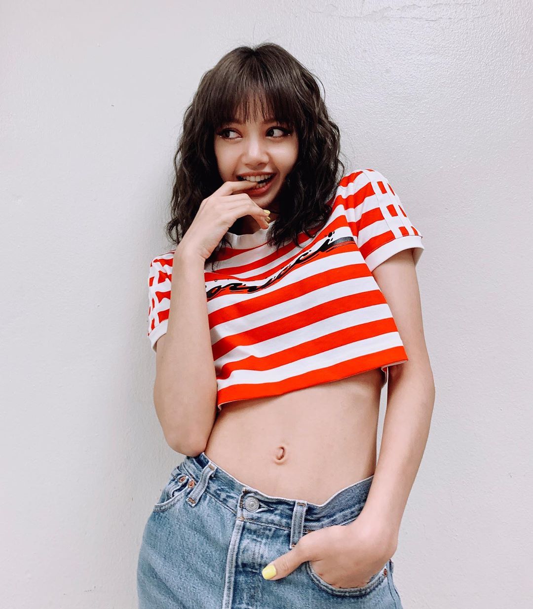 Áo lót nữ mùa Hè - Lisa mặc áo thun crop-top kẻ sọc