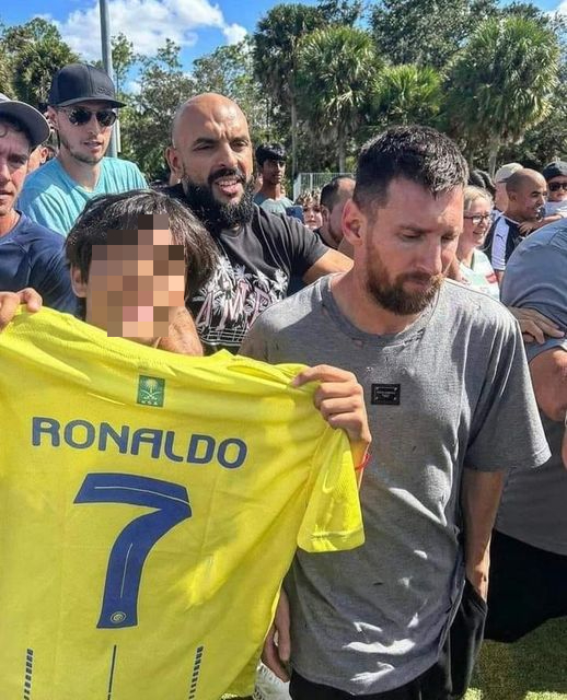 Messi nhìn sang hướng khác khi bị fan trêu chọc bằng áo đấu Ronaldo