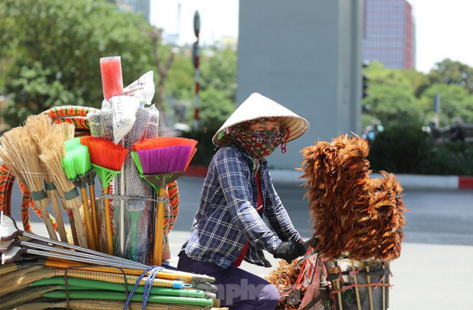           Người buôn bán hàng rong rất vất vả với cái nắng nóng gay gắt          