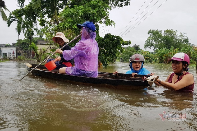 Người dân phải dùng thuyền di chuyển. Ảnh: Vietnamnet