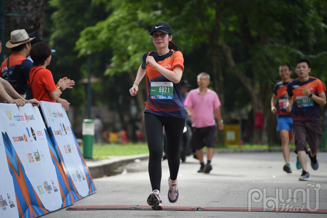 Đông đảo VĐV nhà báo nữ tham gia.