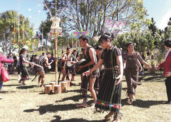 Các chàng trai, cô gái Tây Nguyên say sưa nhảy múa theo nhịp cồng chiêng bên cây nêu. Nguồn:baodantoc.vn