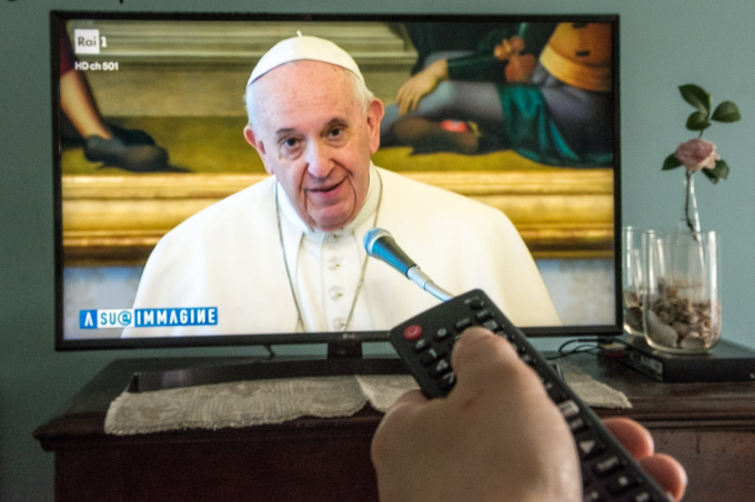 Mọi người có thể bật TV để xem giáo hoàng Francis làm lễ đại chúng từ Santa Marta, Rome (Ảnh: Massimo Bertolini | NurPhoto | Getty Images).