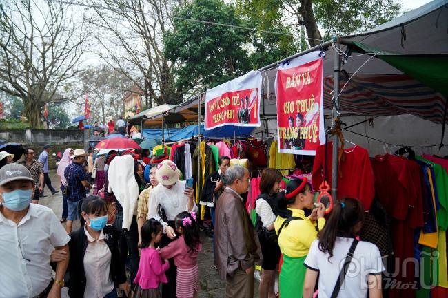 Dịch vụ bán cho thuê trang phục hút đông đảo du khách 