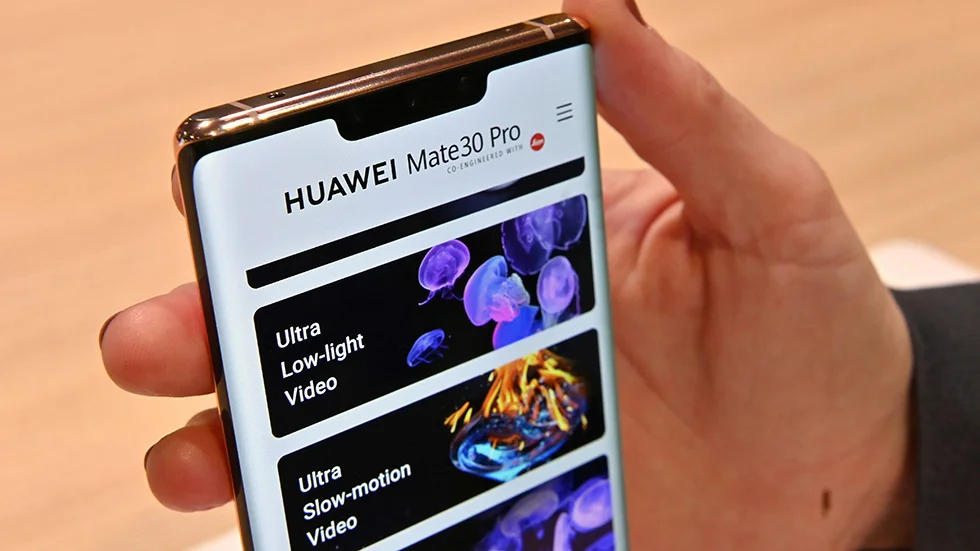 Ông Trump đã chấm dứt tham vọng dẫn đầu thị trường smartphone của Huawei như thế nào?