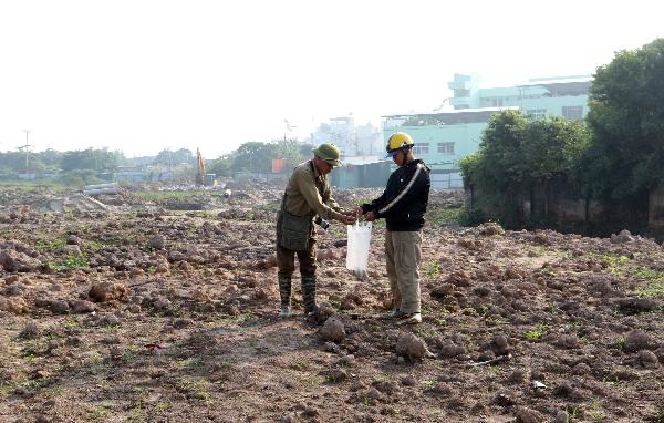   2 ông cháu ông Nguyễn Văn Thắng, người dân thôn Lai Xá, những người rất tích cực bảo vệ Vườn Chuối nhiều năm qua, đang nhặt nhạnh những mảnh gốm còn lại ở gò Mỏ Phượng. Ngày 6/11, ông Thắng đại diện người dân Lai Xá đã viết tâm thư kiến nghị đến Viện khảo cổ học đề nghị xác định thiệt hại và đẩy nhanh hành động bảo vệ di chỉ Vườn Chuối  