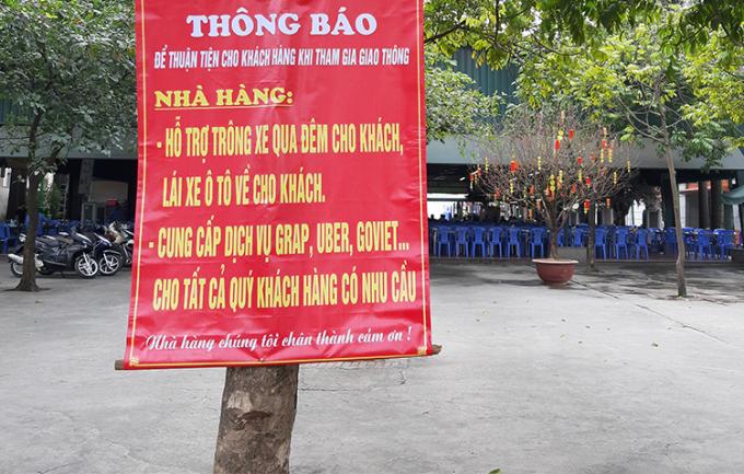 Thông báo hỗ trợ khách trưa 9/1 tại một quán bia trên đường Lê Trọng Tấn (Thanh Xuân, Hà Nội). Ảnh: Phạm Nga.