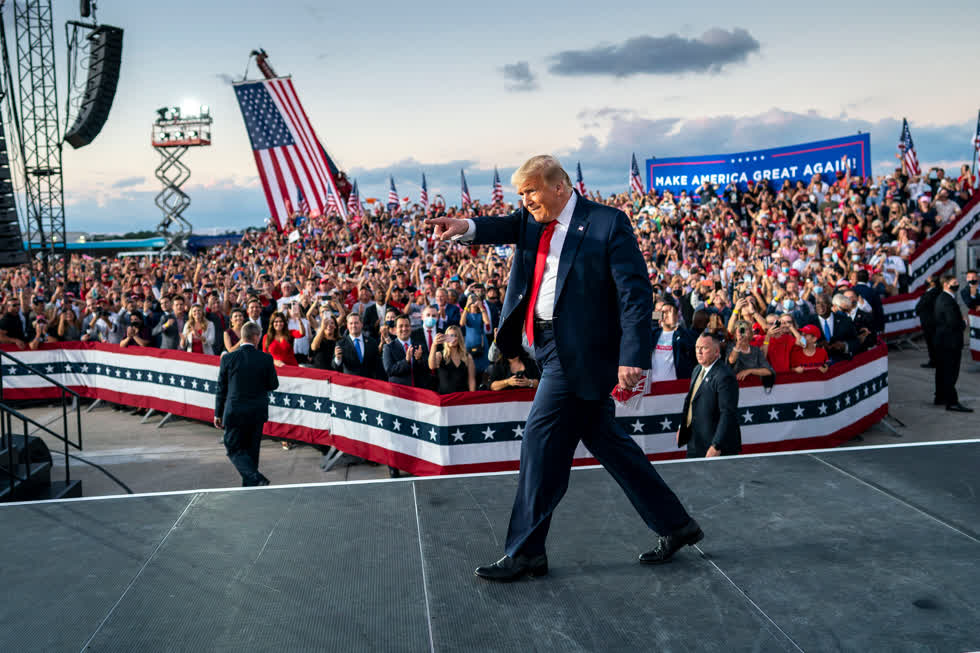 Sanford, Fla., Ngày 12/10/2020. Tổng thống Trump, háo hức chứng tỏ mình khỏe mạnh và tràn đầy năng lượng mặc dù mới nhập viện điều trị COVID-19, đã quay trở lại chiến dịch tranh cử ở Florida, tuyên bố rằng ông đã miễn dịch với virus. Ảnh: Doug Mills/The New York Times