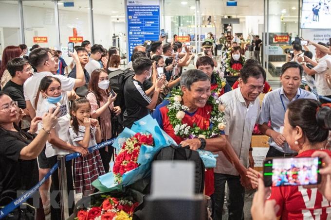 Đông đảo người hâm mộ chào đón Huấn luyện viên Mai Đức Chung cùng Đội tuyển Bóng đá Nữ Việt Nam. (Ảnh: Phạm Tuấn Anh/TTXVN)